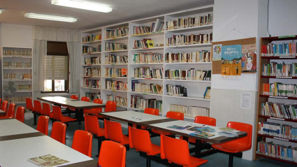 Sala principal de la biblioteca 'Rafael Alberti' de Piornal.