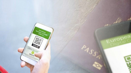 Un usuario accede a su pasaporte covid en el móvil