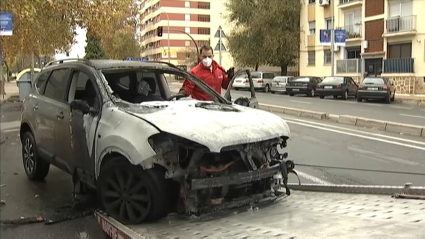 Vehículo incendiado en la Avenida de la Hispanidad