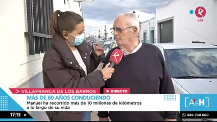 Manuel conduce a sus más de 80 años