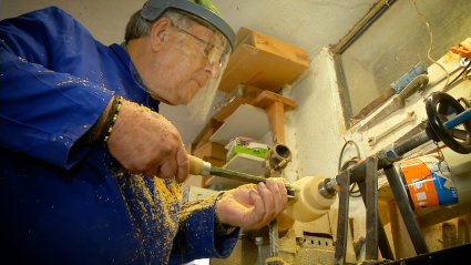 Afiliado a la ONCE con pluridiscapacidad (discapacidad física, auditiva y visual) realizando una pieza de madera en el torno