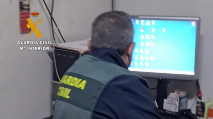 Agente de la Guardia Civil trabajando en la investigación
