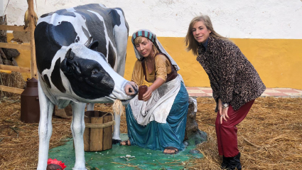 Virginia Amor posa junto a su figura de la lechera del belén