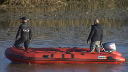 Efectivos de la Policía buscando pistas de Pablo Sierra en el río Guadiana.