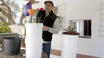 Renato fabricando macetas autorregantes (parte 2)