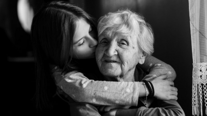 Nieta besando a una abuela