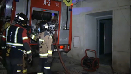 Los bomberos en la entrada de la vivienda