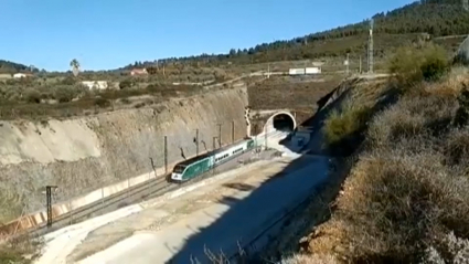 Tren laboratorio de ADIF realizando pruebas en la línea del AVE