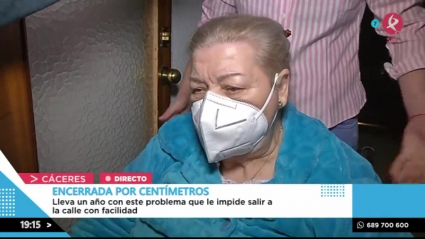 Por unos centímetros no puede salir de su casa