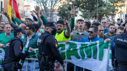 Decenas de agricultores mantienen una protesta en las inmediaciones del Ayuntamiento de Don Benito, coincidiendo con la visita del presidente del Gobierno, Pedro Sánchez, a esta localidad, y en la que ya se han producido momentos de tensión entre manifestantes y efectivos policiales.