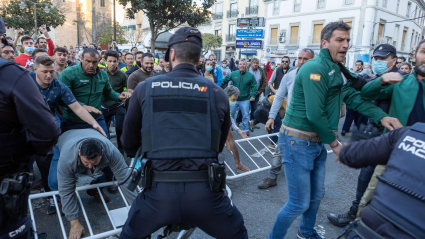 Decenas de agricultores mantienen una protesta en las inmediaciones del Ayuntamiento de Don Benito, coincidiendo con la visita del presidente del Gobierno, Pedro Sánchez, a esta localidad, y en la que ya se han producido momentos de tensión entre manifestantes y efectivos policiales.
