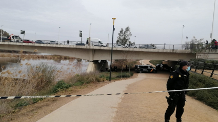 Agente de Policía Nacional durante la inspección del río