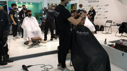 Corte de pelo en la Feria de la Belleza de Badajoz
