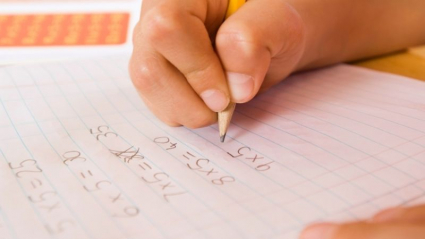 niño haciendo operaciones matemáticas