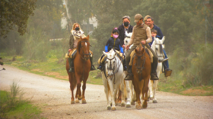 Niños ciegos montan a caballo
