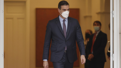 El presidente del Gobierno, Pedro Sánchez sale a recibir al primer ministro de la República de Croacia, Andrej Plenković (no en la imagen) en el Palacio de la Moncloa este miércoles.