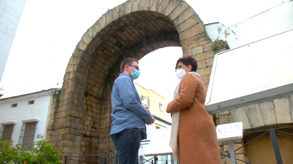 Susana Fajardo  en el arco de Trajano