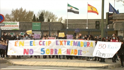 Protesta a las puertas del colegio