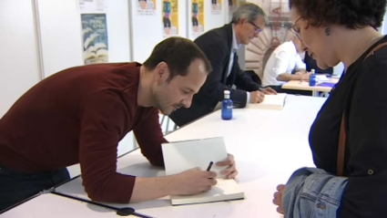 Ángel Martín firmando su libro