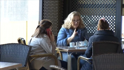 Gente sin mascarilla en un bar