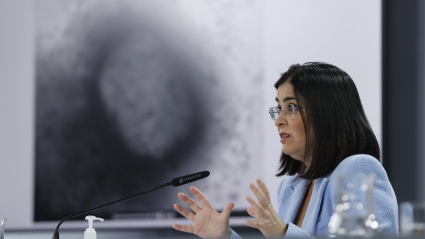 La ministra de Sanidad, Carolina Darias, ofrece una rueda de prensa al término de la reunión del Consejo Interterritorial del Sistema Nacional de Salud mientras en la pantalla se muestra una imagen de la viruela del mono, este miércoles en Madrid.