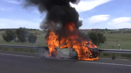 Coche calcinado en la A66