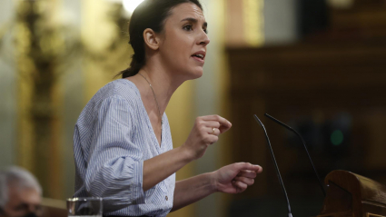 La ministra de Igualdad, Irene Montero, interviene en el Congreso para responder a una interpelación de Vox sobre las medidas que va a adoptar su departamento para garantizar la igualdad entre los españoles durante el pleno celebrado este miércoles en el Congreso de los Diputados.