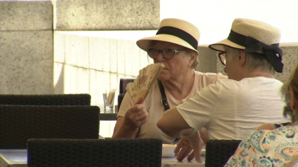 Calor, mujer con abanico