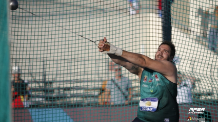 Javier Cienfuegos lanzando
