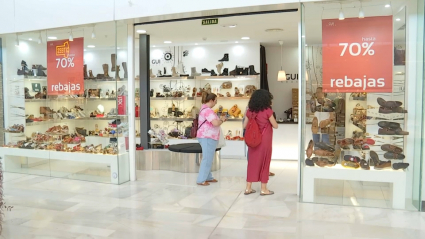 Zapatería con carteles de rebajas en el centro comercial El Faro