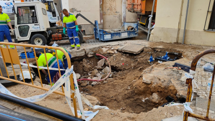 Agujero creado tras el paso de un camión cargado con una excavadora