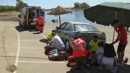 Equipos de emergencia en el simulacro de la Playa de Orellana