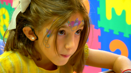 Niña sorda con implantes cocleares. Discapacidad auditiva. Sordera