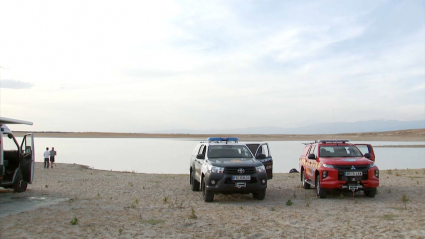Equipos de emergencia en un pantano