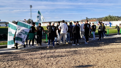 La afición del Santa Amalia animando a su equipo en el municipal amaliense