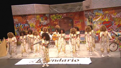 Actuación de una murga en el Carnaval de Badajoz