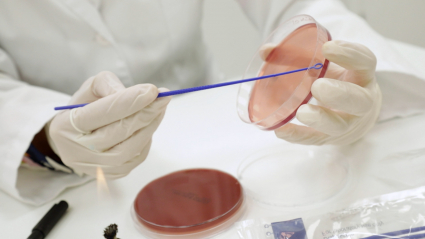 Persona trabajando en un laboratorio