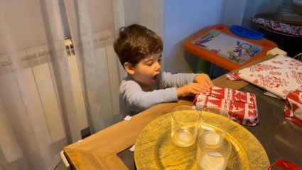 Abriendo los regalos de los Reyes Magos