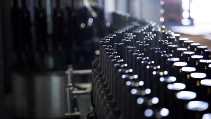Botellas de vino en una bodega
