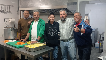 Cocina del Centro Padre Cristóbal de Mérida. Habitantes  y técnico. En el centro de la imagen, Giovani  Canazza