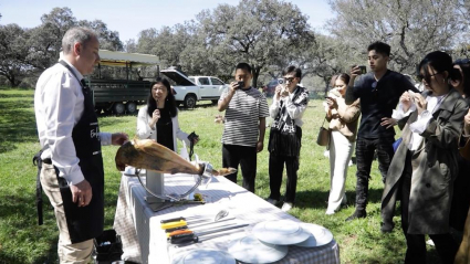 Ciudadanos chinos degustando jamón ibérico en la dehesa