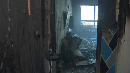 Vivienda afectada por el incendio en la calle Olof Palme, en Badajoz.