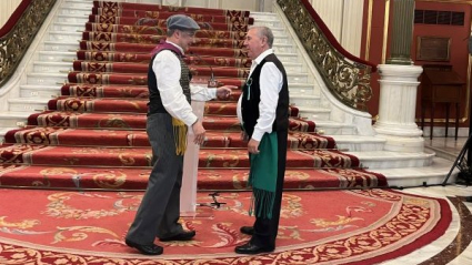 El presidente de la cofradía entrega la distinción al romero de honor 