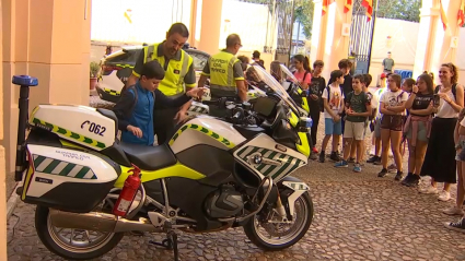 Escolares viendo las motos de la Agrupación de Tráfico de la Guardia Civil