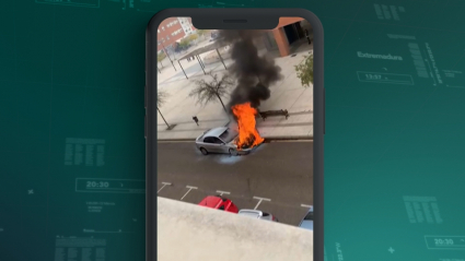 Coche ardiendo en Badajoz