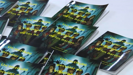 Varios ejemplares del libro 'Un instituto peculiar de Villafranca de los Barros'