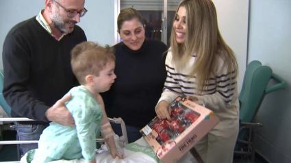 Entrega de regalos en el Materno Infantil