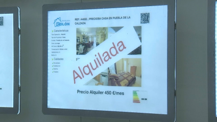 Cartel de una vivienda alquilada en una inmobiliaria