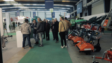 Público y expositores en el interior de un stand de AgroExpo