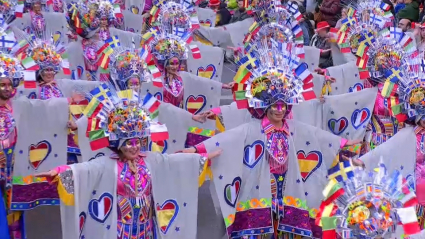 La comparsa 'Los Tukanes' de Alange conquista Europa con su traje de carnaval